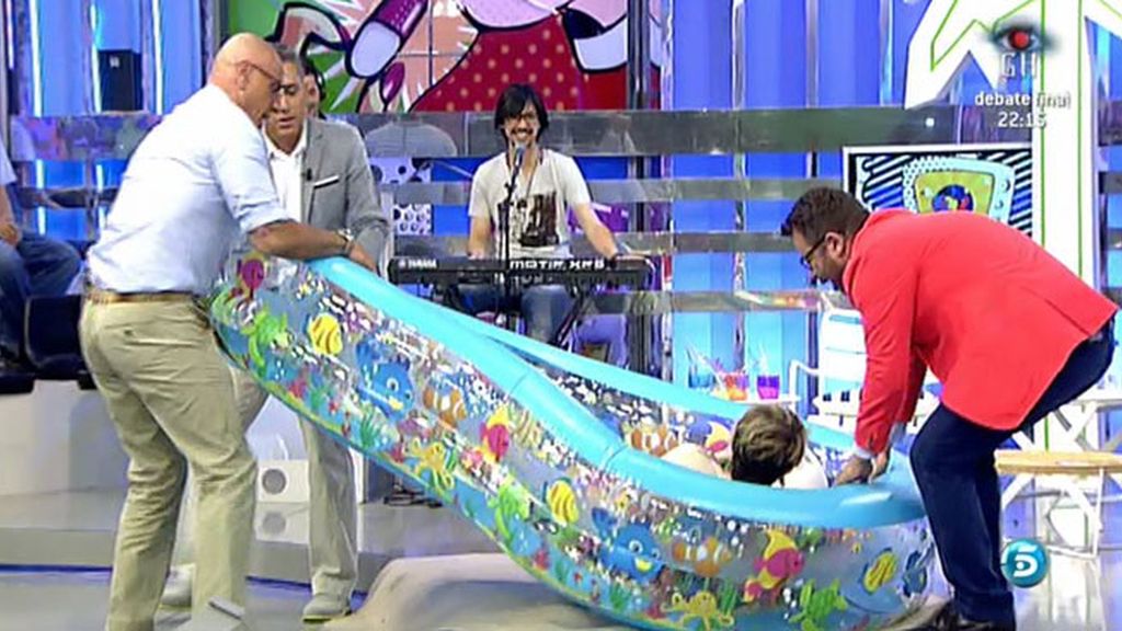 Kiko Hernández y Kiko Matamoros pasean a Karmele Marchante en piscina