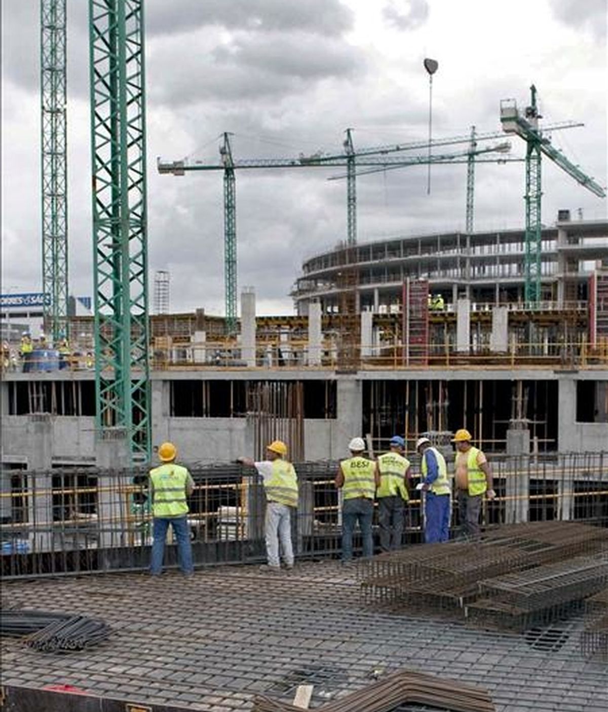 Un grupo de trabajadores en las obras de la futura tienda de IKEA en A Coruña. EFE/Archivo