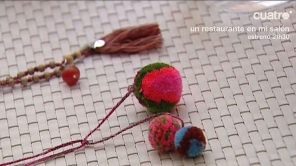 Vestido negro y complementos 'fluor' para las noches de fiesta