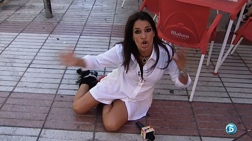 La reportera sufre una caída en pleno reportaje