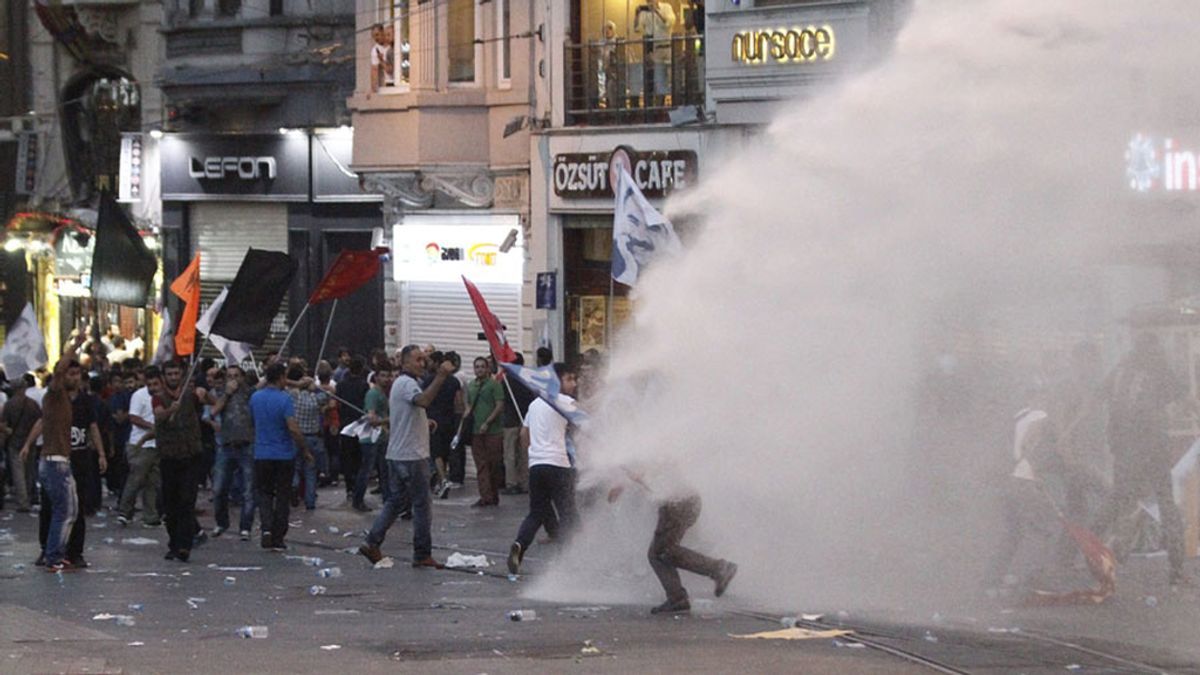 La Policía turca dispersa con gas lacrimógeno una protesta en Estambul por el atentado