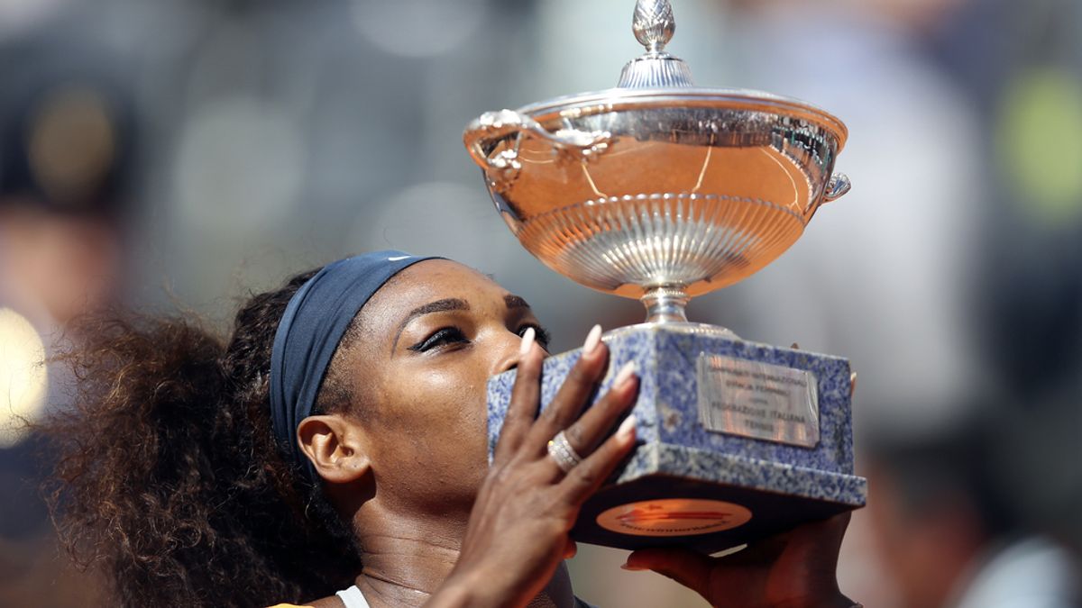 Serena Williams, pasa por encima de la bielorrusa Victoria Azarenka en la final del torneo de Roma