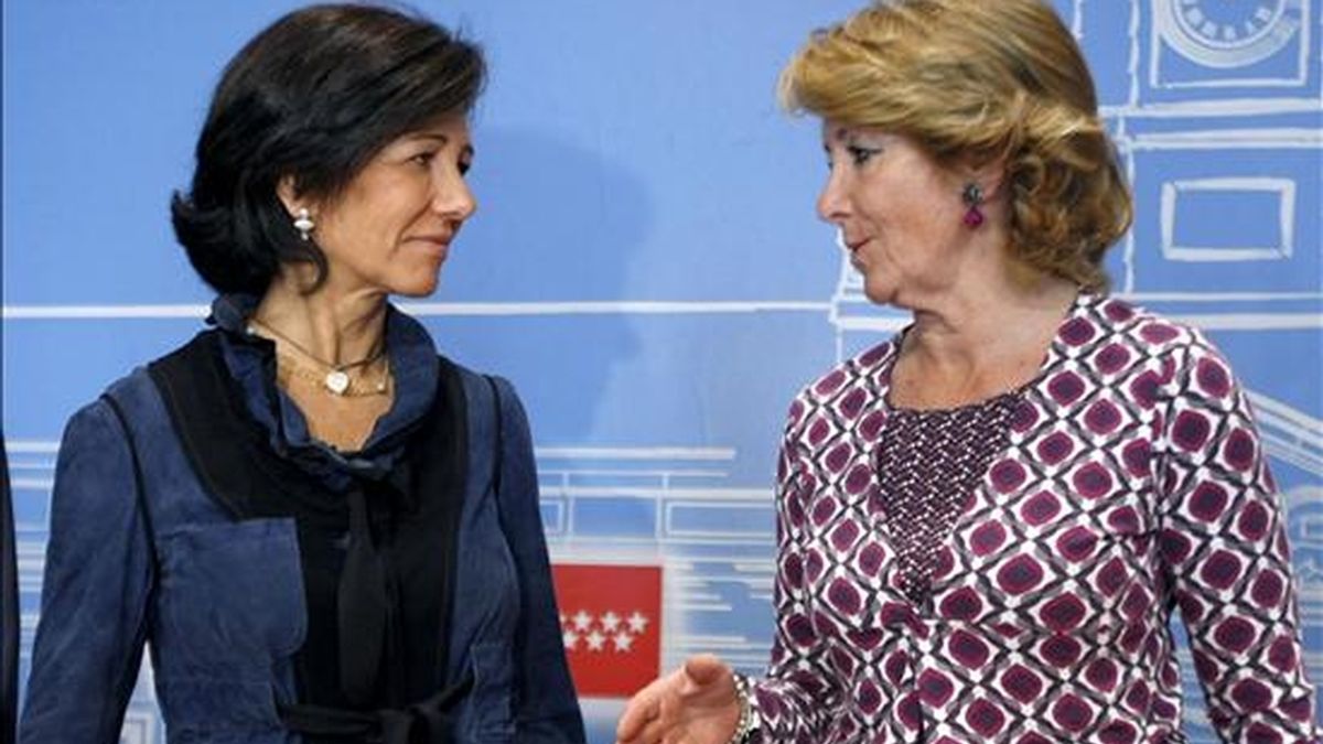 La presidenta de Banesto, Ana Patricia Botín (i), y la la presidenta de la Comunidad de Madrid, Esperanza Aguirre (d), conversan durante el acto de la firma de un acuerdo para facilitar la financiación de pymes, el pasado mes de mayo. EFE/Archivo La presidenta de Banesto, Ana Patricia Botín (i), y la la presidenta de la Comunidad de Madrid, Esperanza Aguirre (d), conversan durante el acto de la firma de un acuerdo para facilitar la financiación de pymes, el pasado mes de mayo. EFE/Archivo