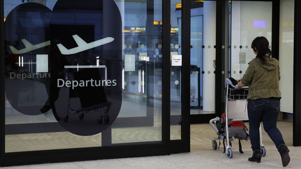 Una mujer usa las instalaciones del Aeropuerto de Heathrow, en Londres, Reino Unido