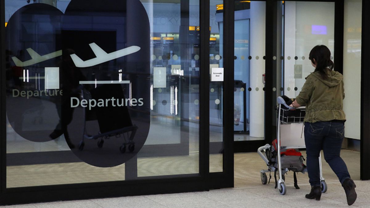 Una mujer usa las instalaciones del Aeropuerto de Heathrow, en Londres, Reino Unido