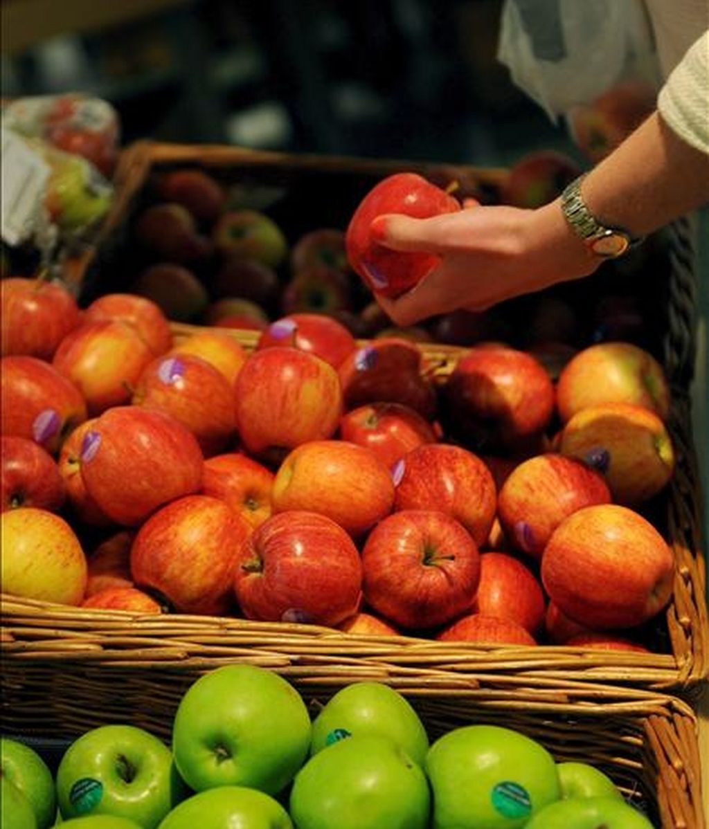 Una mujer compra en un mercado de Londres. EFE/Archivo Una mujer compra en un mercado de Londres. EFE/Archivo
