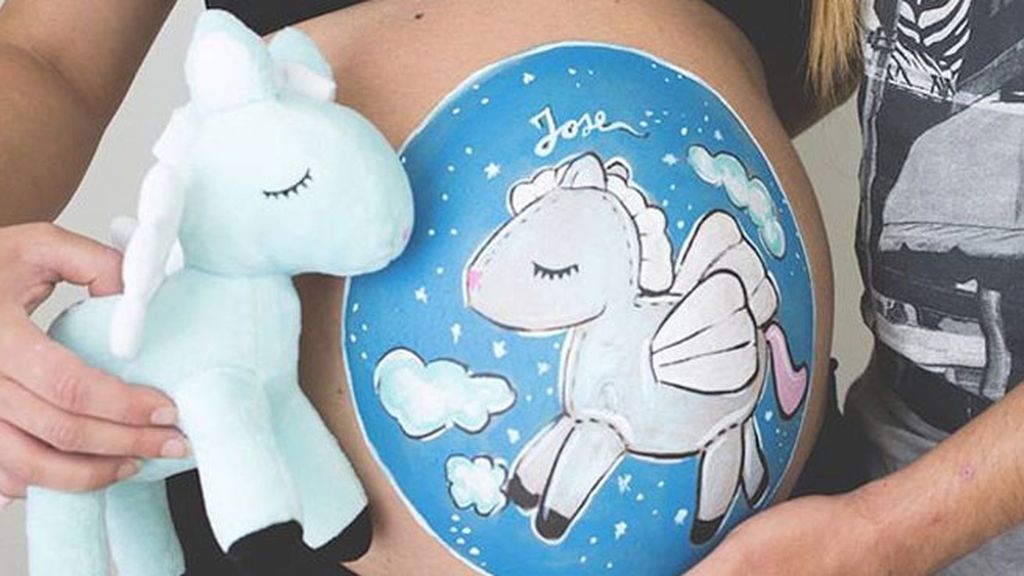 Dibujos personalizados adornan temporalmente la piel de las futuras madres
