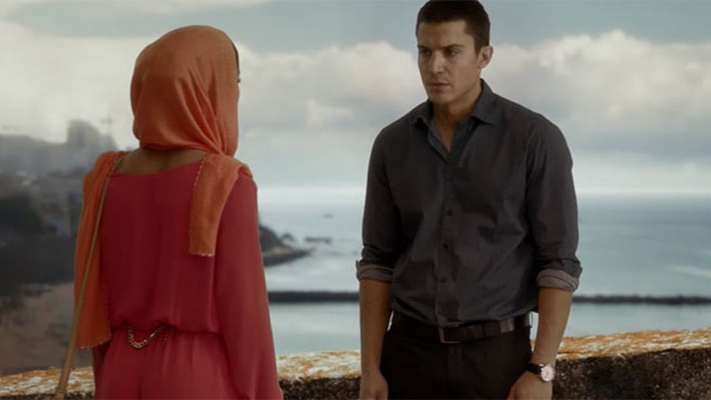 Aunque el agenta la sigue amando, ella no le perdona