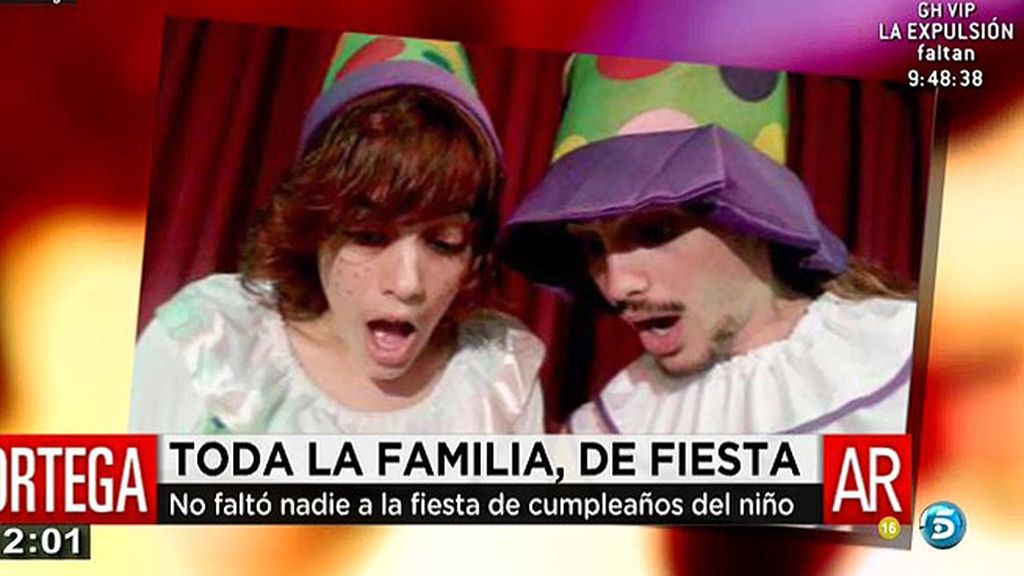 La celebración fue en un bus teatro y la actuación corrió a cargo de los payasos 'Chachi y Pistachi'