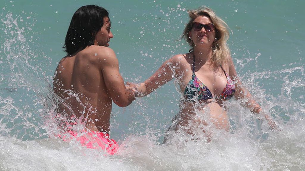 La pareja pasó divertidos momentos en el agua