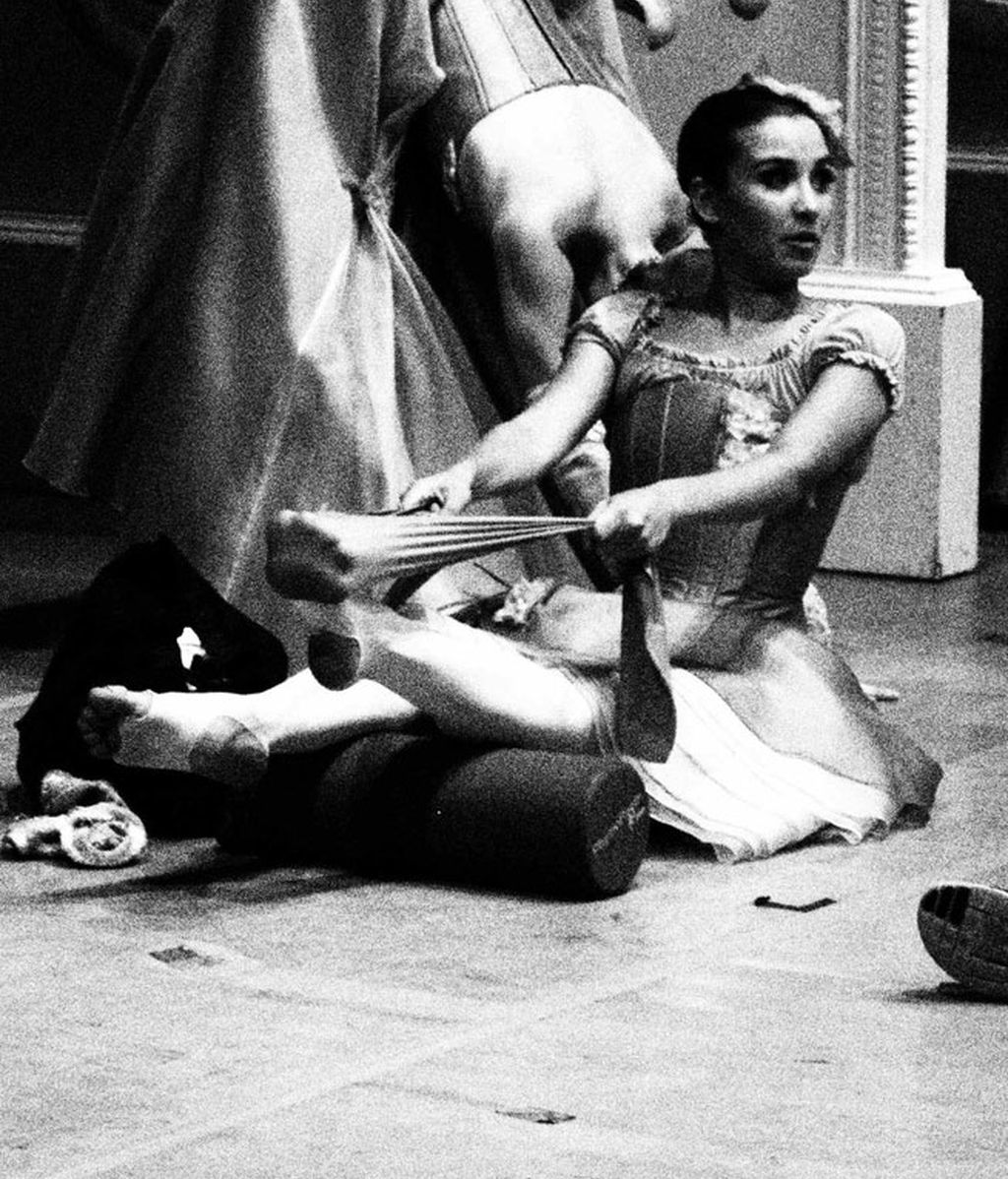 Así calientan los bailarines de Duato antes del ensayo general de 'La Bella Durmiente'