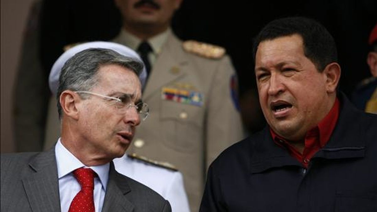 En la imagen, el presidente venezolano, Hugo Chávez Frías, conversa el 14 de abril de 2009, con su homólogo colombiano, Álvaro Uribe Vélez, en el Palacio de Miraflores de Caracas (Venezuela). EFE/Archivo
