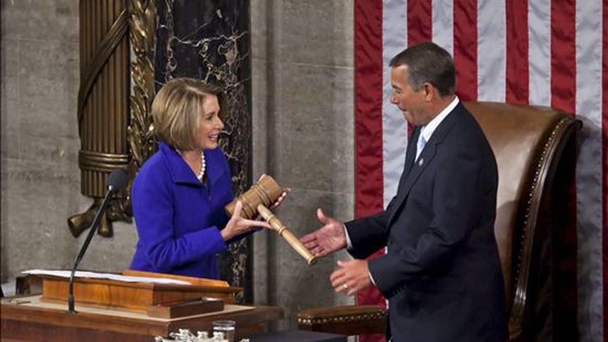 El legislador republicano de Ohio, John Boehner (d), recibe el mazo de manos de su predecesora, la demócrata Nancy Pelosi (i), después de ser fue elegido como nuevo presidente de la Cámara de Representantes de EE.UU. en el Capitolio en Washington DC, EE.UU., este 5 de enero. EFE El legislador republicano de Ohio, John Boehner (d), recibe el mazo de manos de su predecesora, la demócrata Nancy Pelosi (i), después de ser fue elegido como nuevo presidente de la Cámara de Representantes de EE.UU. en el Capitolio en Washington DC, EE.UU., este 5 de enero. EFE