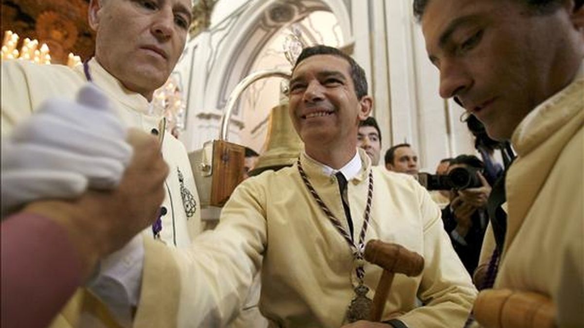 El actor Antonio Banderas (centro) saluda a los cofrades de la Virgen de la de Lágrimas y Favores de Málaga. EFE