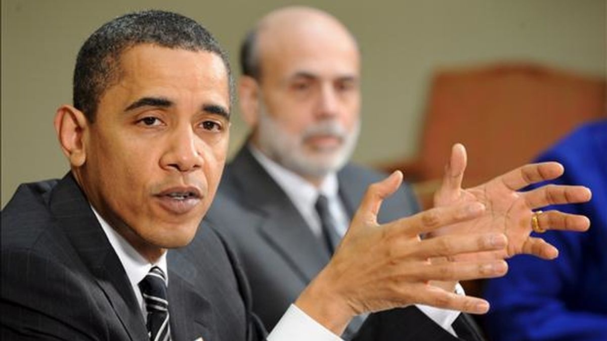 El presidente de EE.UU., Barack Obama (i), se reunió hoy en la Casa Blanca con sus máximos asesores económicos. EFE