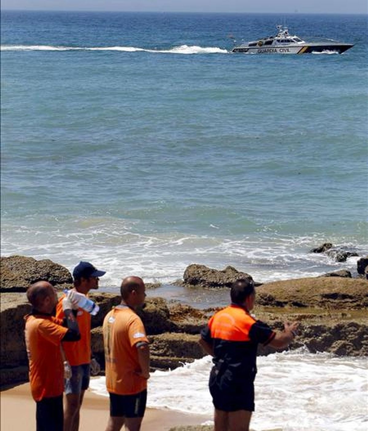 Miembros de Protección Civil y Guardia Civil continúan con la búsqueda de los inmigrantes que llegaron ayer en una patera que encalló en las costas de la pedanía de Zahora, en Barbate (Cádiz). EFE