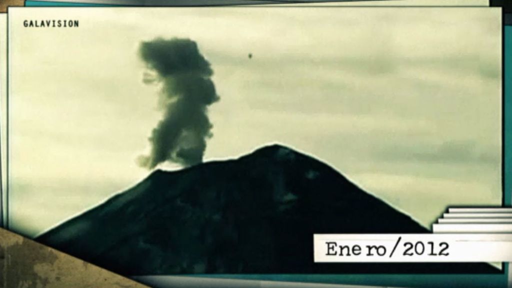 Extrañísimo objeto luminoso adentrándose en un volcán
