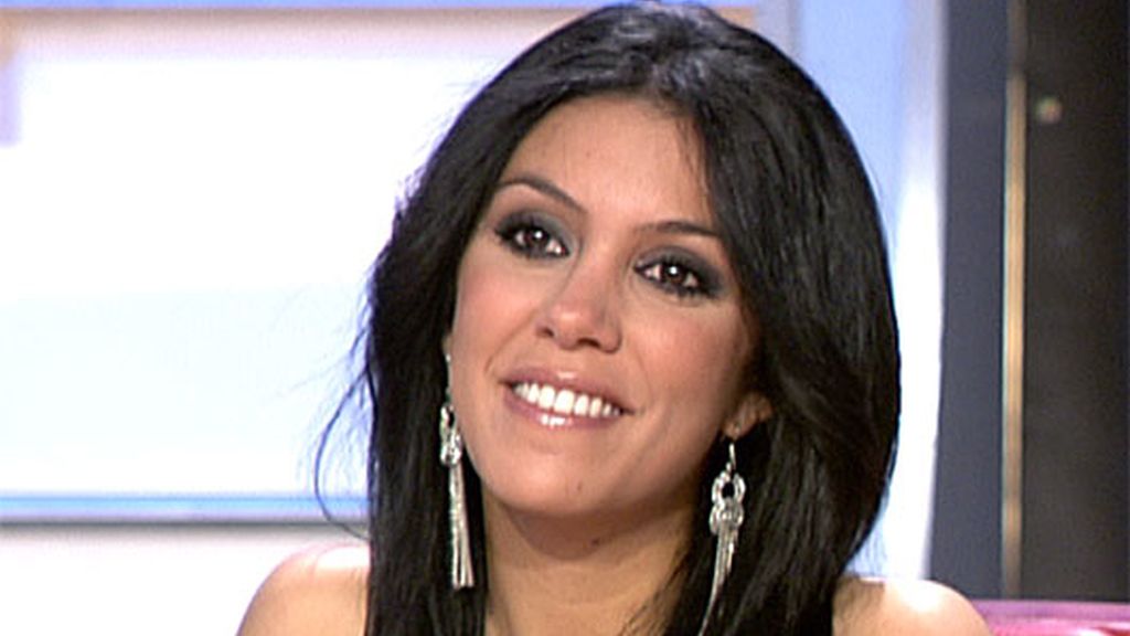 Silvia Sicilia se sienta en el trono