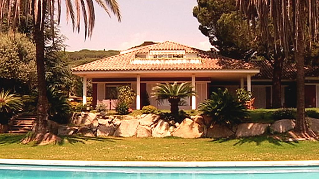 Una mansión con gran piscina