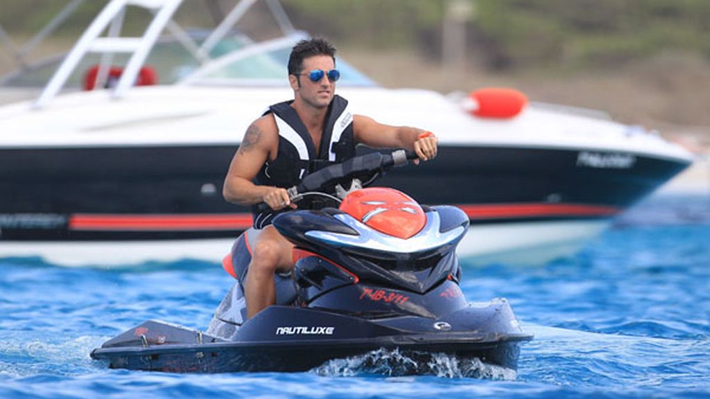 El cantante alquiló una moto acuática