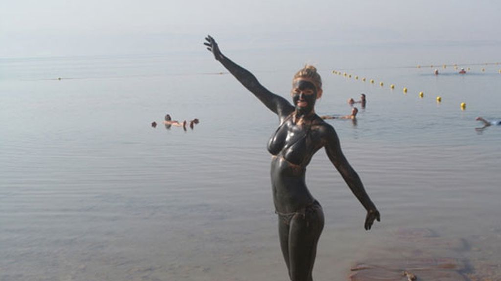 Bar Refaeli, bikini, barro y sol