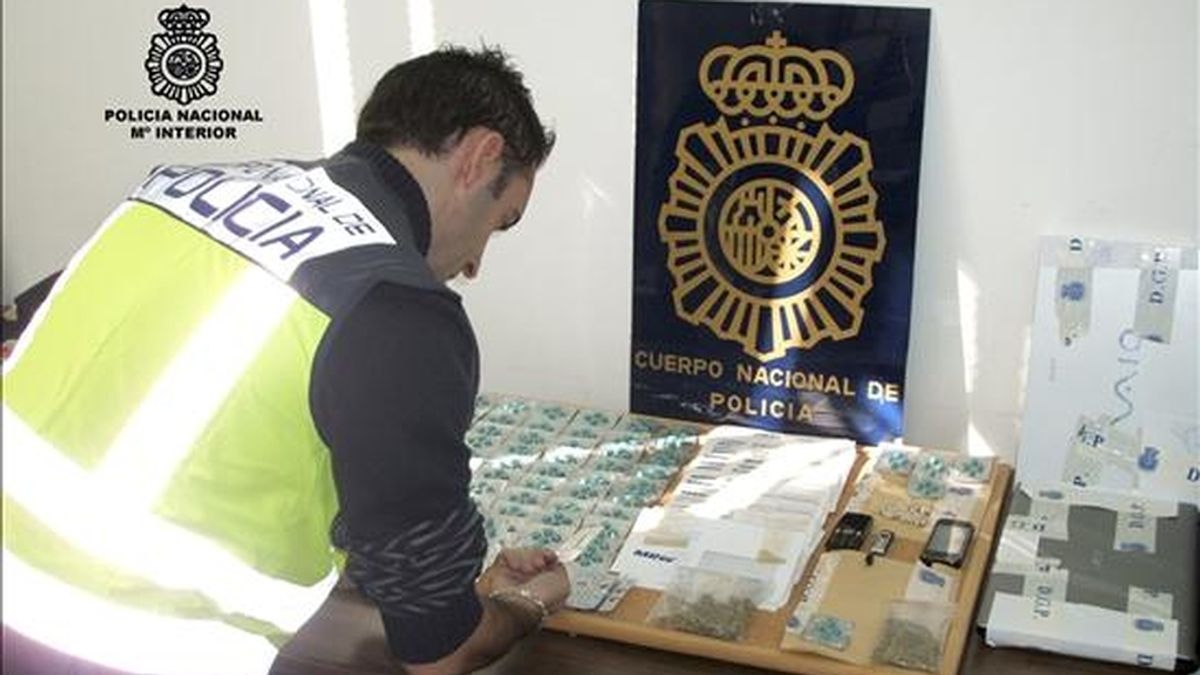 Fotografía facilitada por la Policía de los comprimidos intervenidos a una persona detenida por comercializar una variante del viagra (kamagra) a través de internet. EFE