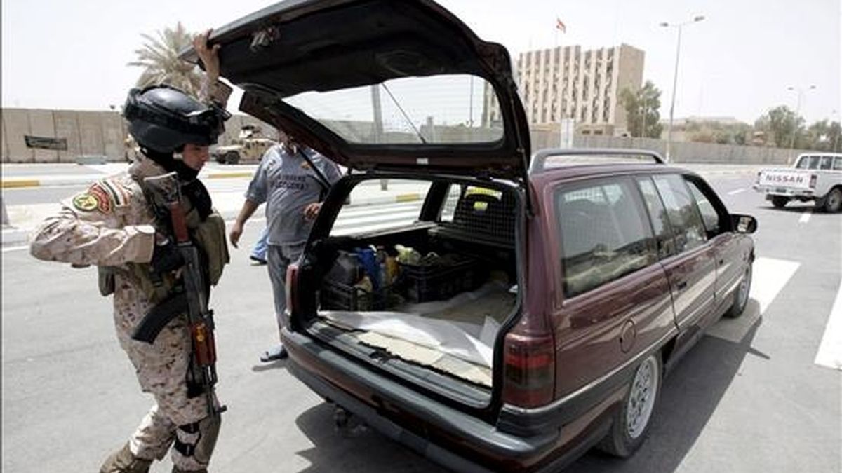 Un soldado iraquí inspecciona ayer un coche durante una ceremonia de reapertura de una calle y un túnel después de su reconstrucción en Bagdad. EFE