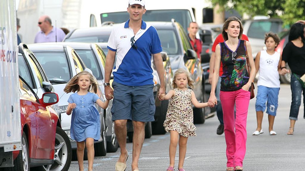 Letizia se atreve con el rosa fucsia para una noche rockera