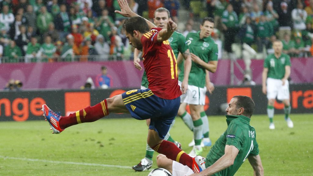 El defensa O'Shea se lanza para detener a Jordi Alba