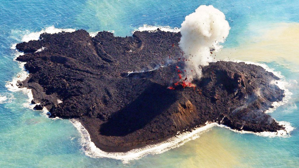 Continúa creciendo el islote creado por el volcán en Nishino-Shima Island, en Tokio