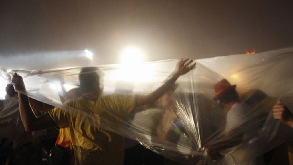 Peregrinos en Cuatro Vientos luchando contra las inclemencas del tiempo