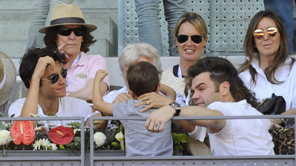 Avión, ternura y tenis: Fonsi Nieto y su hijo #Lucasmolón, en el Open de Madrid