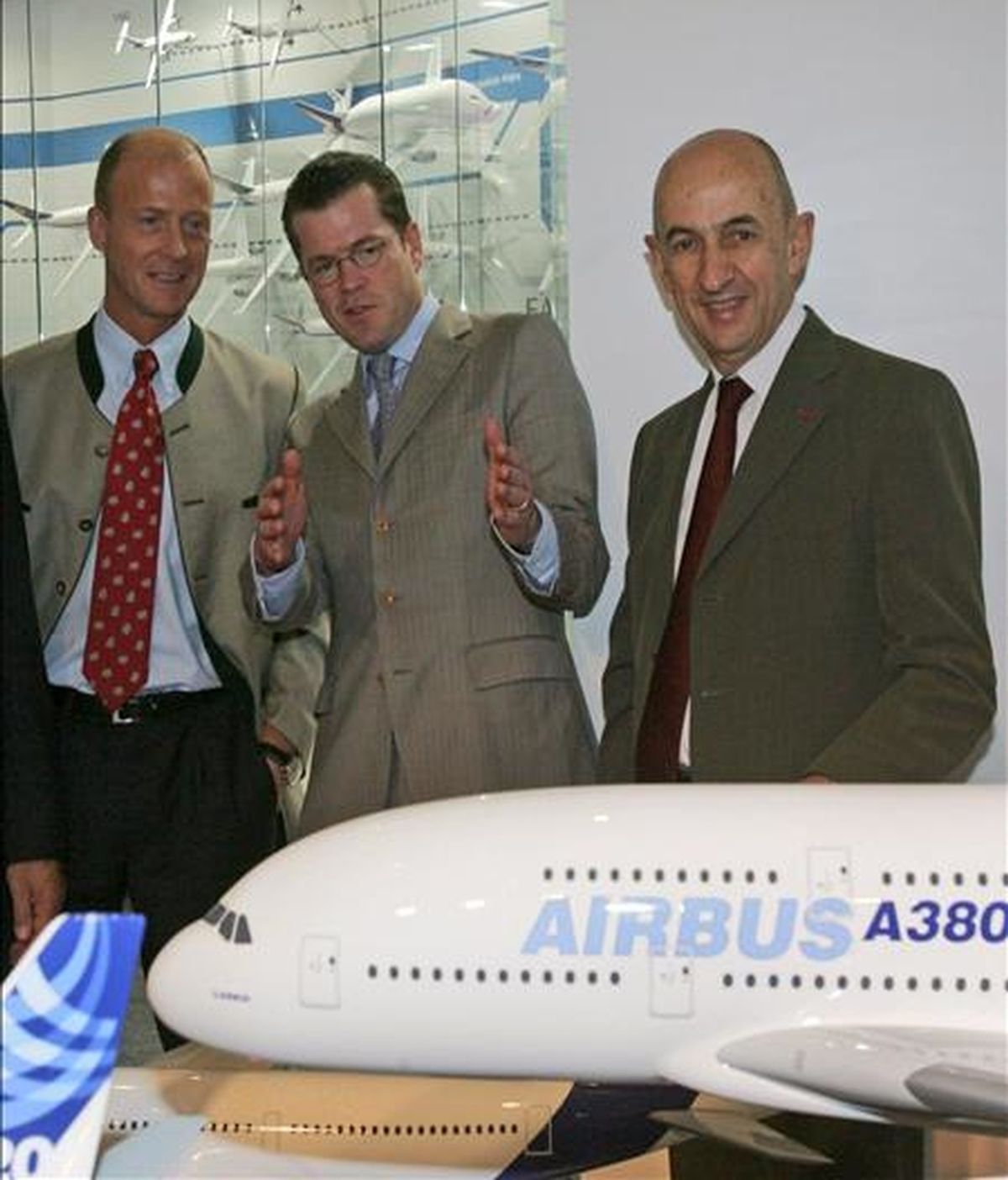 (i-d) El director general de Airbus, Tom Enders, el ministro alemán de Economía, Karl-Theodor zu Guttenberg, y el director general del consorcio europeo de aviación EADS, Louis Gallois, conversan delante de una maqueta del Airbus A380, durante la celebración del 50º aniversario de la planta de EADS en Ottobrunn (Alemania), el 9 de junio. EFE