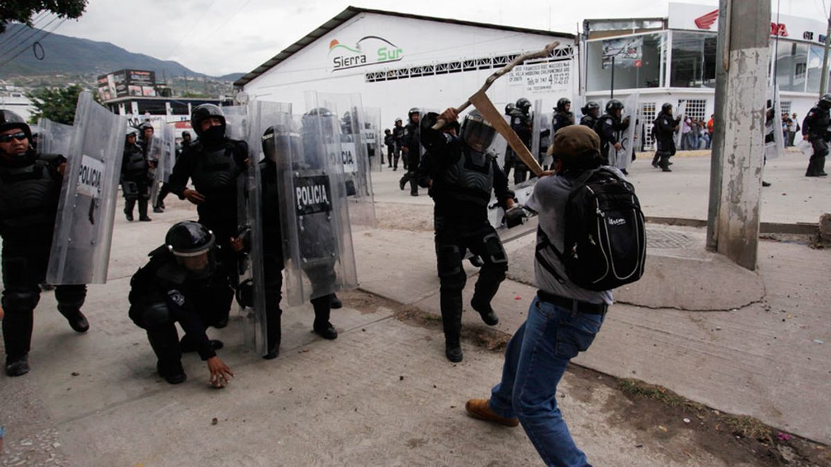 Profesores y policías se enfrentan en la capital de Guerrero