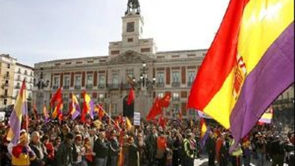 Banderas republicanas campean por Madrid. Foto: EFE.
