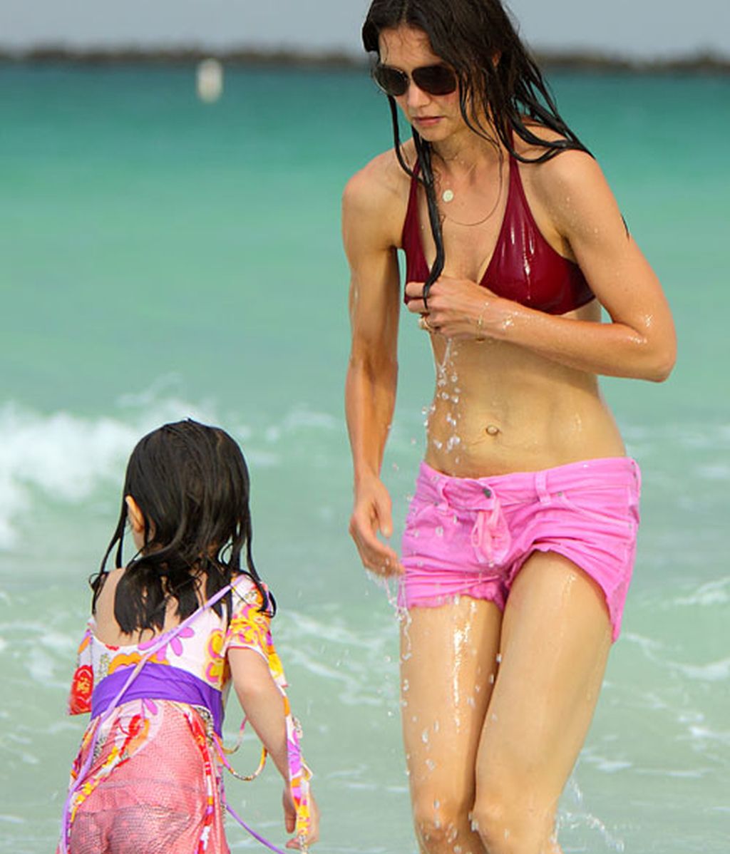 Suri Cruise y Katie Holmes se bañan vestidas