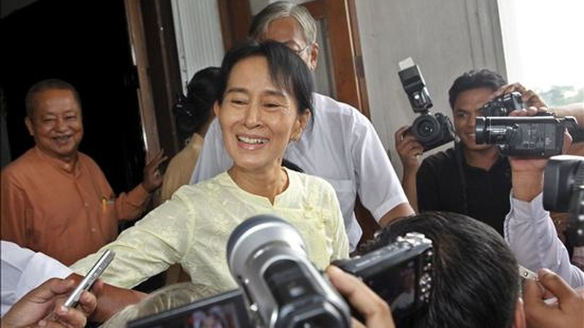 La jefa del movimiento democrático, la premio Nobel de la Paz Aung San Suu Kyi (izda), recibe a la prensa en su casa tras reunirse allí con el jefe del Gabinete del secretario general de la ONU, Vijay Nambiar, hoy en Rangún (Birmania). EFE