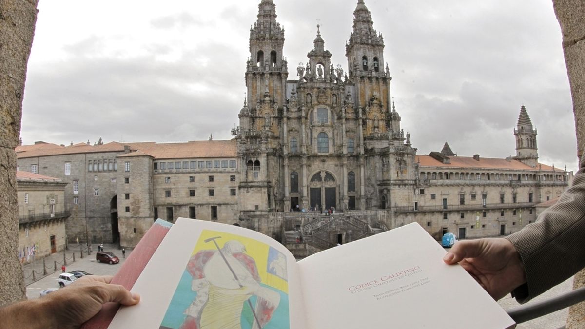 Una reciente edición en gallego del Códice Calixtino, mostrada ante la catedral de Santiago, donde ha desaparecido el libro original de incalculable valor