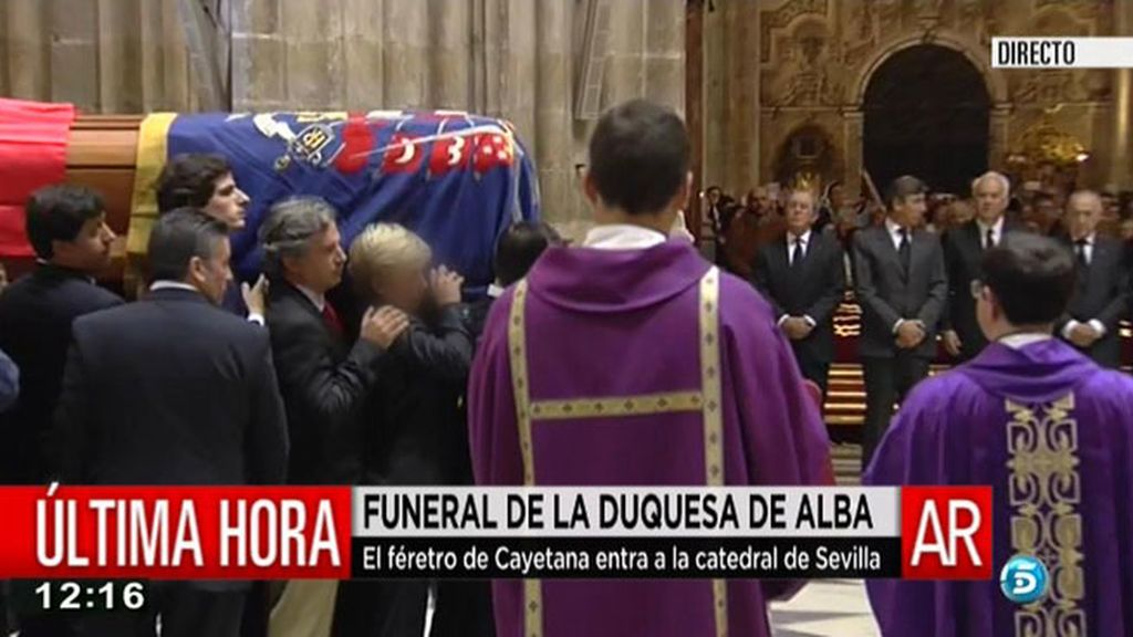 Familiares y amigos dan el último adiós a la duquesa de Alba en la catedral de Sevilla