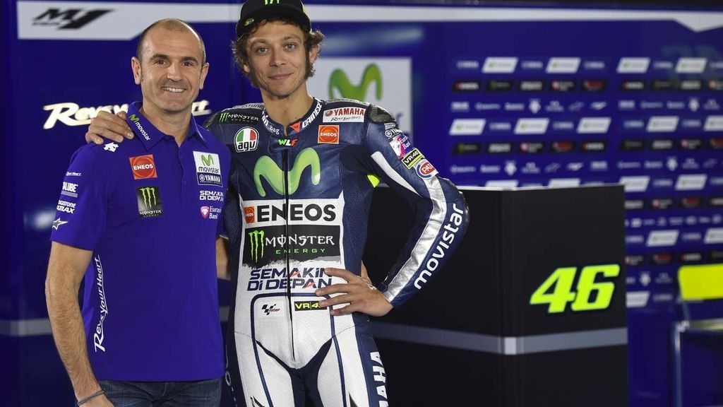 Lorenzo y Valentino Rossi posan con la nueva Yamaha