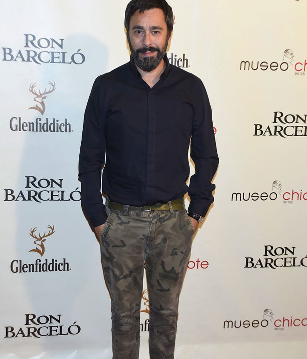 Juanjo Oliva, camisa oscura y pantalones militares