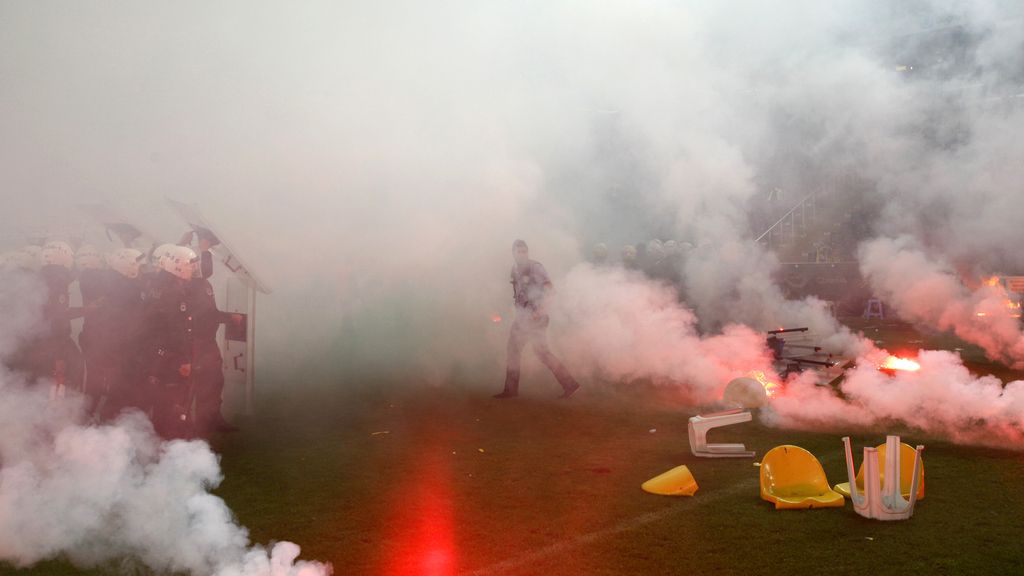 Duro enfrentamiento de los hinchas del Fenerbahce con la policía