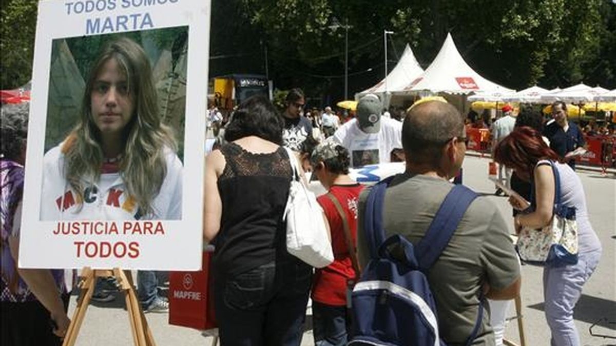 Recogida de firmas durante la pasada la Feria del Libro de Madrid en exigencia de justicia por la muerte de Marta del Castillo. EFE