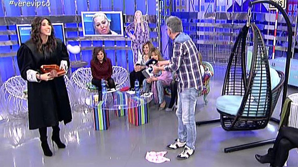 Lydia Lozano y Chelo Gª Cortés aprovechan para bailar un 'chuminero'