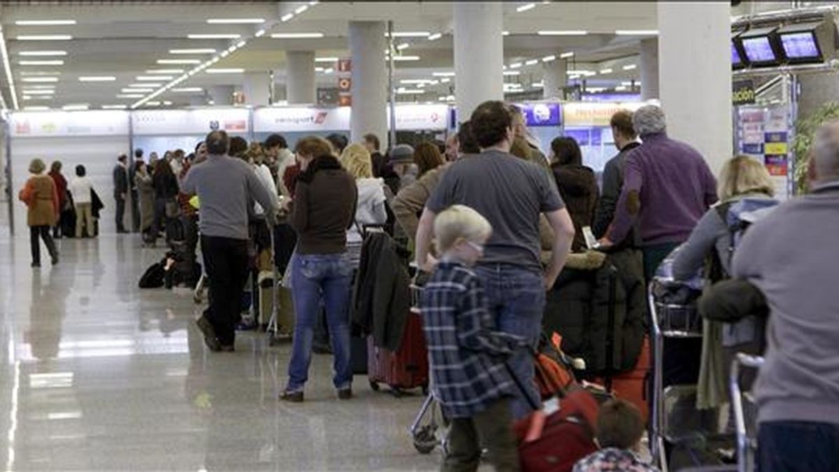 Gran número de personas hacen cola en el aeropuerto Son San Joan de Palma, después de conocer que todo el espacio aéreo español se encuentra cerrado por el abandono masivo de los controladores de sus puestos de trabajo, menos Andalucía. EFE
