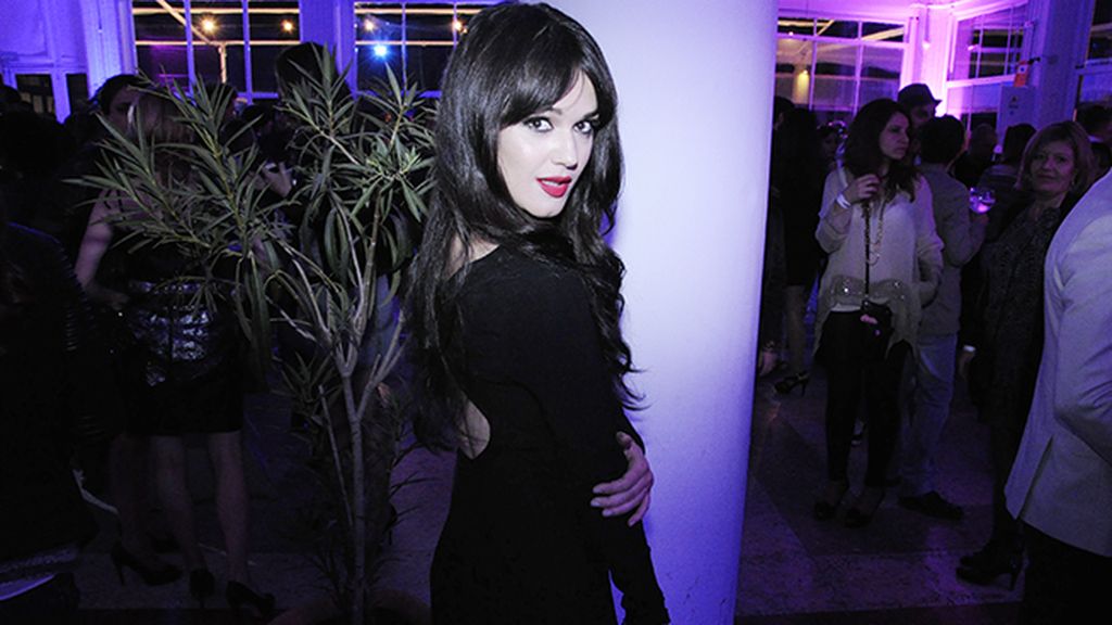 Sara Vega poniendo la nota de glamour en la fiesta