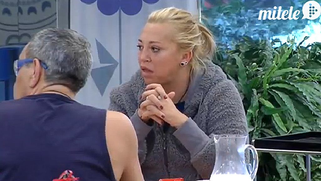 Ylenia vierte el zumo por mirarse al espejo y Aguasantas pide un médico