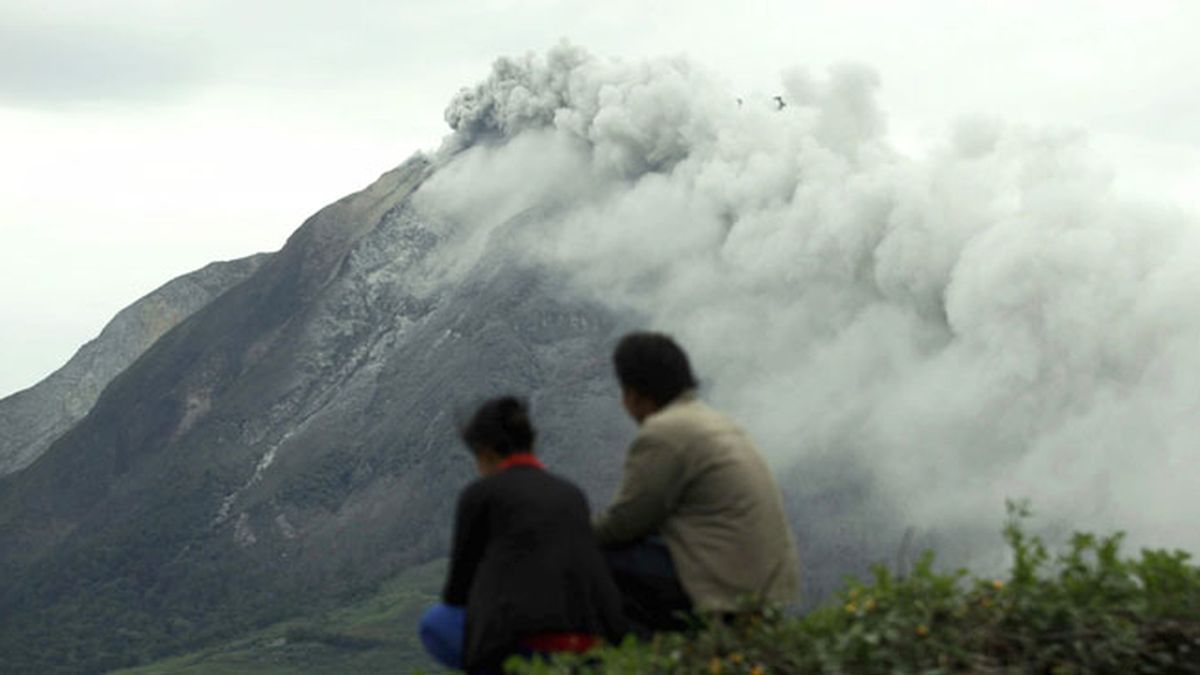 La erupción del volcán Sinabung provoca la evacuación de 3.700 residentes de Sumatra