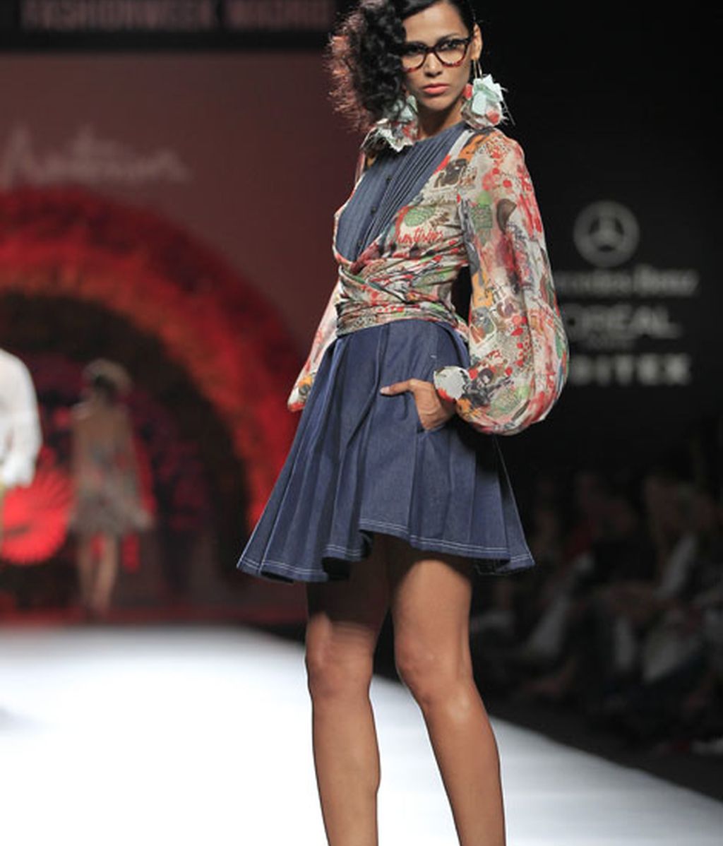 Una pasarela llena de flores y color