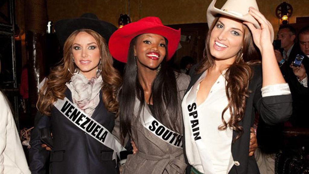 Con otras concursantes